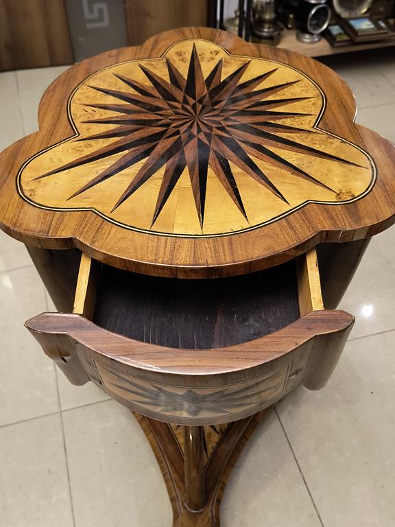 Stolik drewniany z szufladą, intarsjowany - Francja