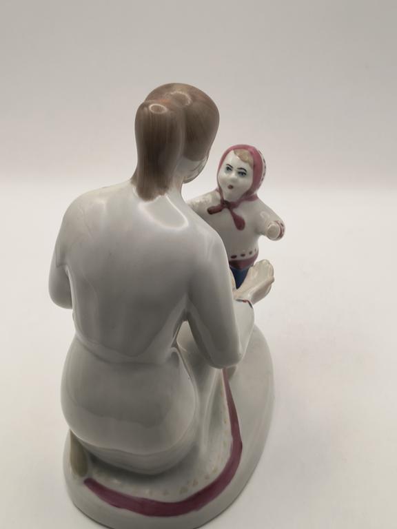 Figurka porcelanowa - Kobieta z dzieckiem - ZHK Połonne, Ukraina