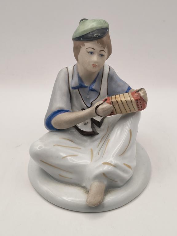 Figurka porcelanowa muzyka-harmonisty - ARPO Rumunia