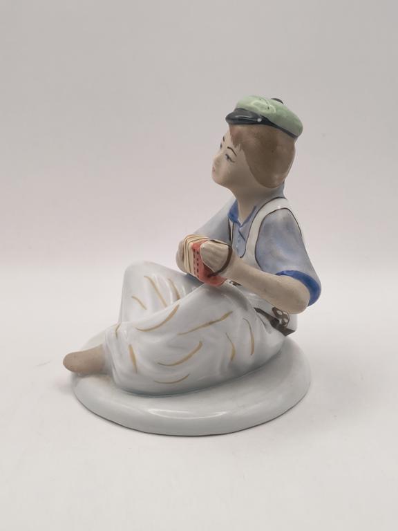 Figurka porcelanowa muzyka-harmonisty - ARPO Rumunia