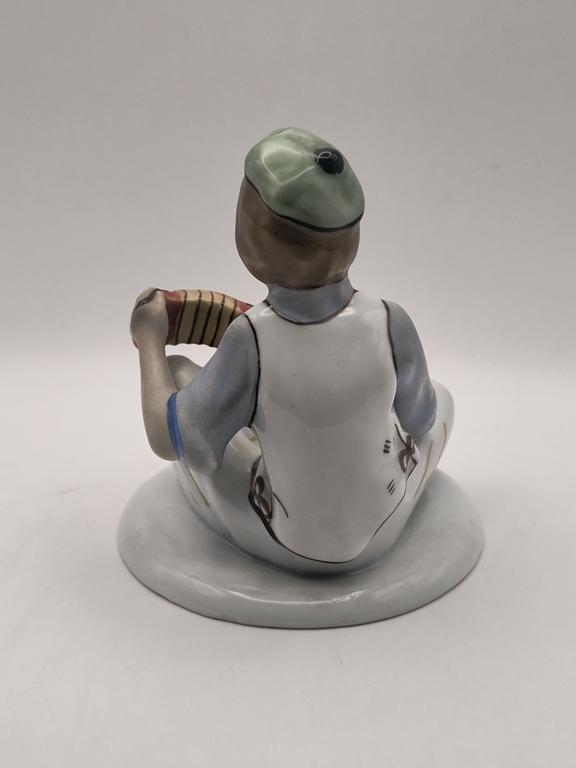 Figurka porcelanowa muzyka-harmonisty - ARPO Rumunia