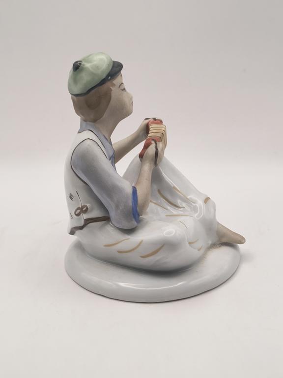 Figurka porcelanowa muzyka-harmonisty - ARPO Rumunia