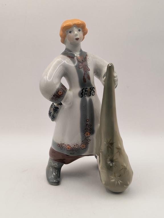 Figurka porcelanowa - chłopiec z maczugą, Połonne