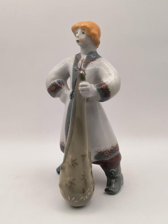 Figurka porcelanowa - chłopiec z maczugą, Połonne