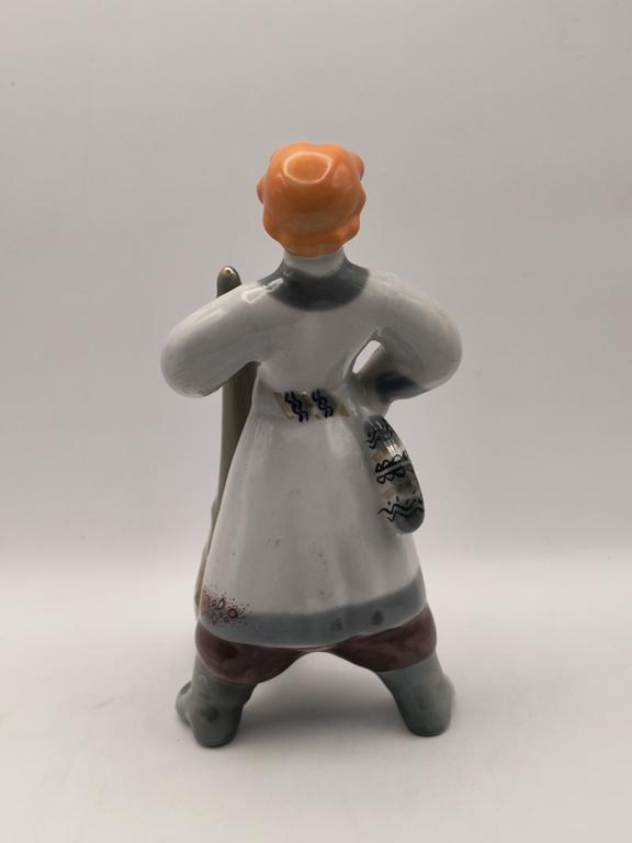 Figurka porcelanowa - chłopiec z maczugą, Połonne