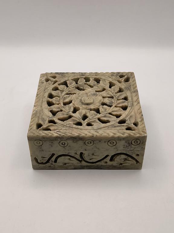 Szkatułka ażurowa z kamienia