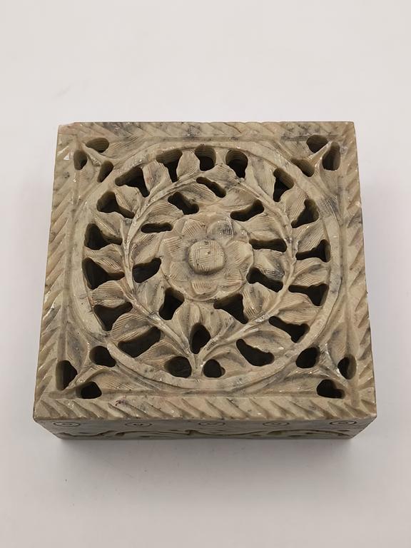 Szkatułka ażurowa z kamienia