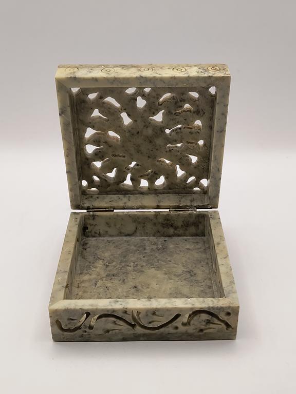 Szkatułka ażurowa z kamienia