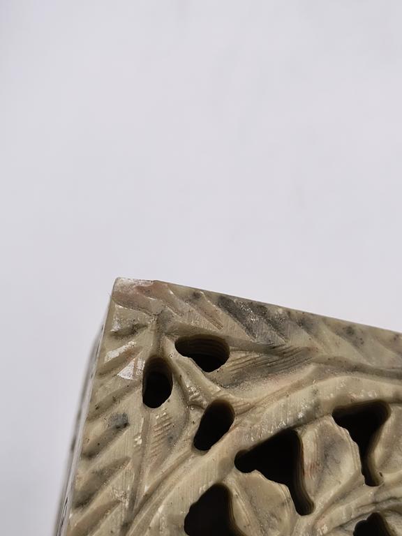 Szkatułka ażurowa z kamienia