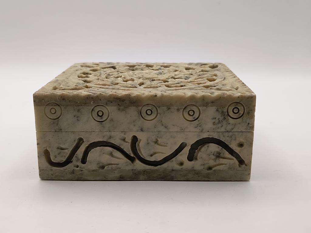 Szkatułka ażurowa z kamienia