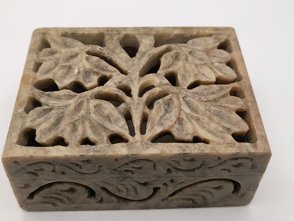 Szkatułka z kamienia - ażurowa