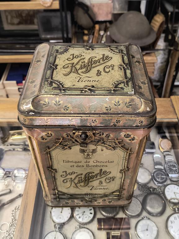 Duża puszka po słodyczach - JOS. KUFFERLE & CO, VIENNE (Wiedeń)