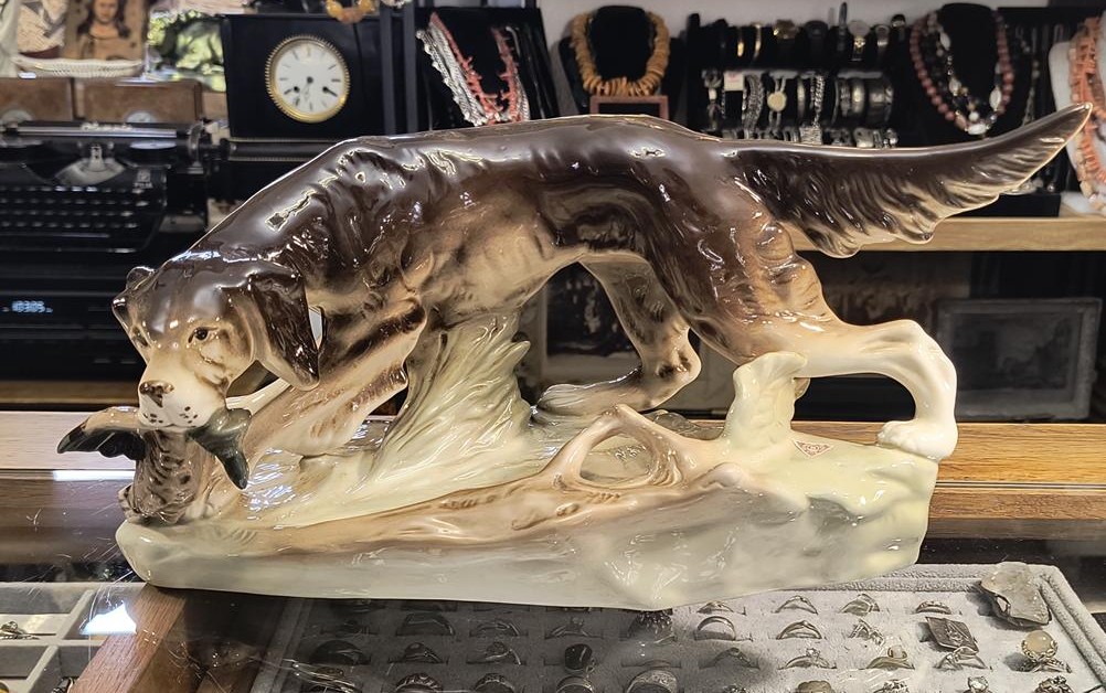 Figurka porcelanowa - pies myśliwski z kaczką – Royal Dux, Czechy