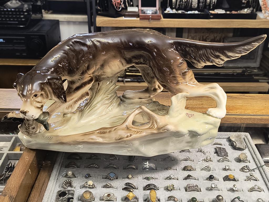 Figurka porcelanowa - pies myśliwski z kaczką – Royal Dux, Czechy