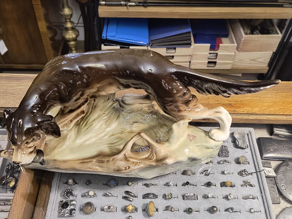 Figurka porcelanowa - pies myśliwski z kaczką – Royal Dux, Czechy