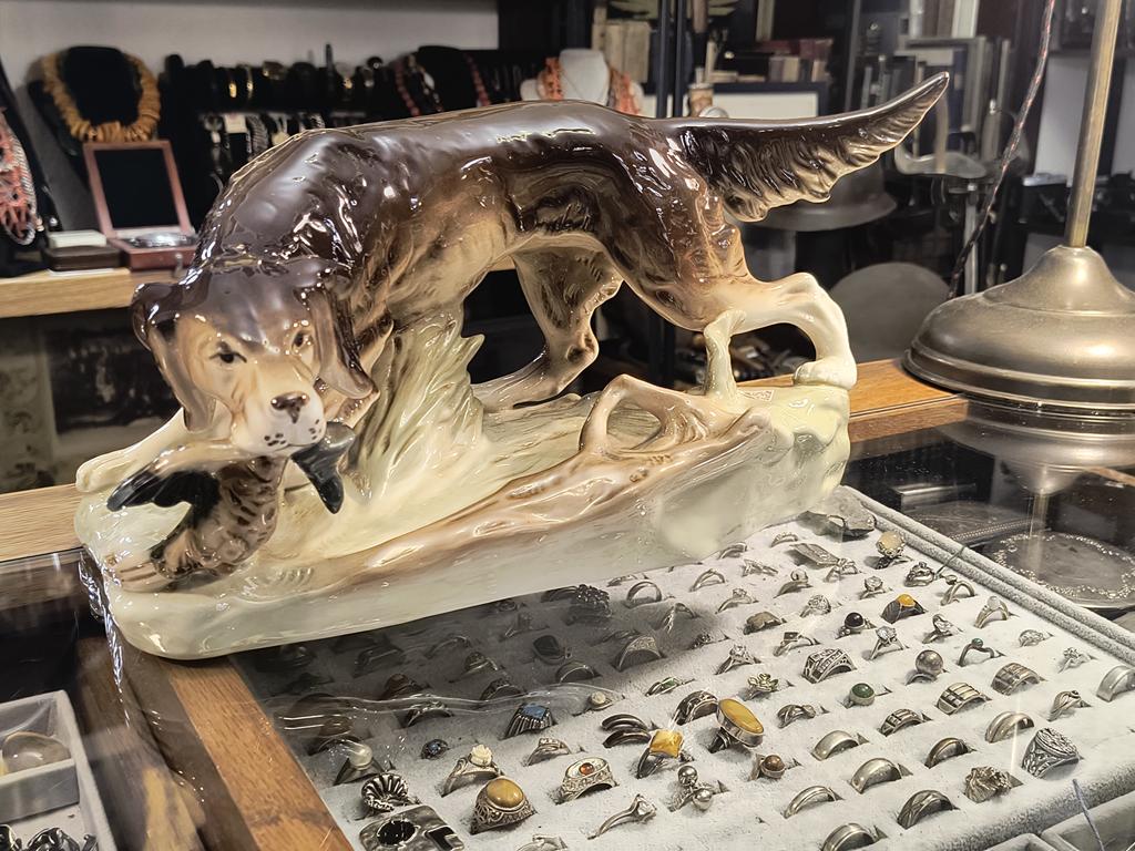 Figurka porcelanowa - pies myśliwski z kaczką – Royal Dux, Czechy