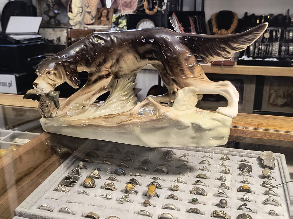 Figurka porcelanowa - pies myśliwski z kaczką – Royal Dux, Czechy