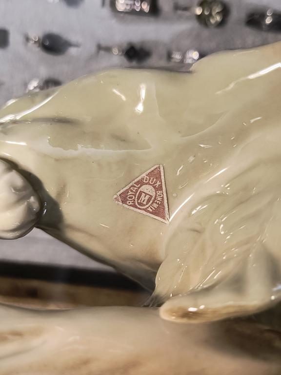 Figurka porcelanowa - pies myśliwski z kaczką – Royal Dux, Czechy