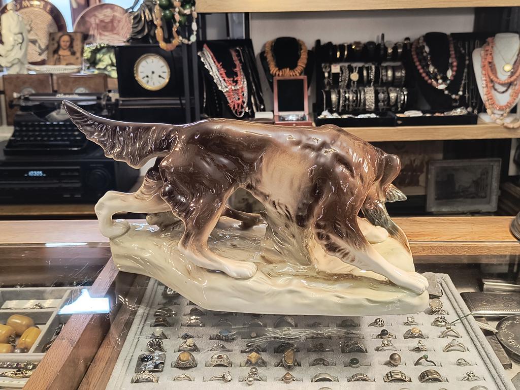 Figurka porcelanowa - pies myśliwski z kaczką – Royal Dux, Czechy