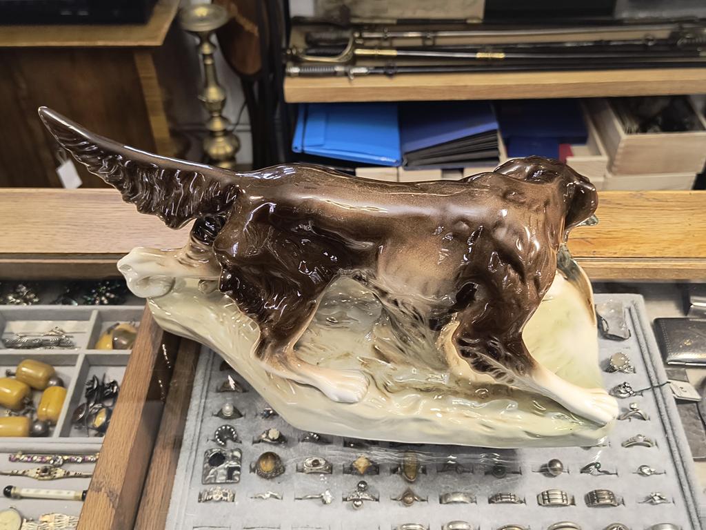 Figurka porcelanowa - pies myśliwski z kaczką – Royal Dux, Czechy