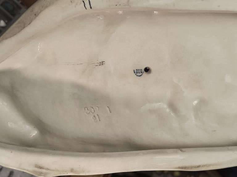 Figurka porcelanowa - pies myśliwski z kaczką – Royal Dux, Czechy