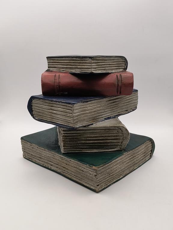 Rzeźba drewniana - stos książek