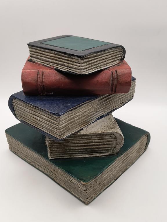 Rzeźba drewniana - stos książek