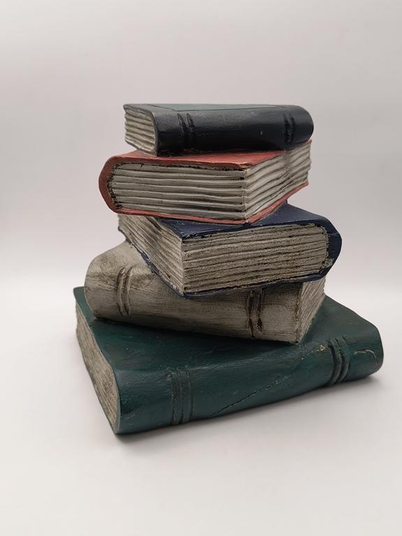 Rzeźba drewniana - stos książek