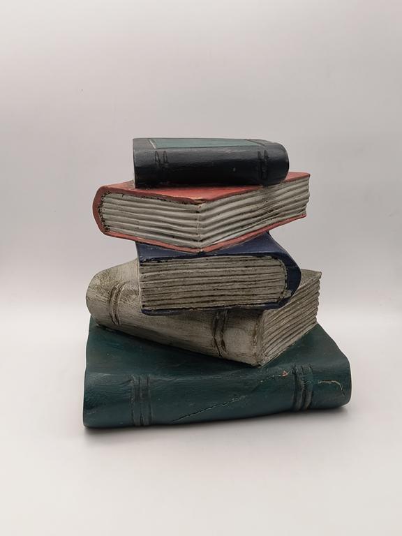 Rzeźba drewniana - stos książek