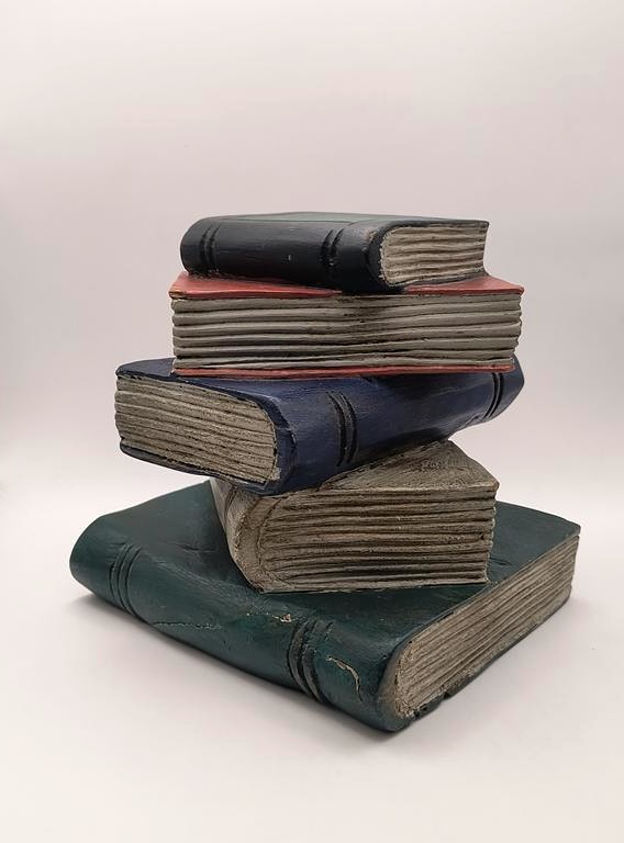 Rzeźba drewniana - stos książek