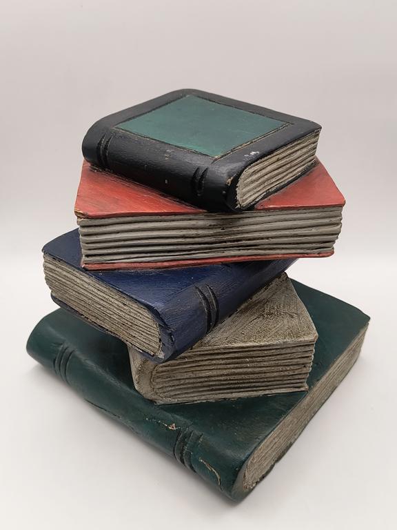 Rzeźba drewniana - stos książek