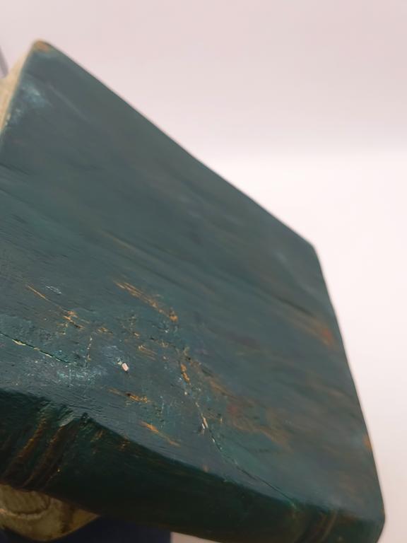 Rzeźba drewniana - stos książek