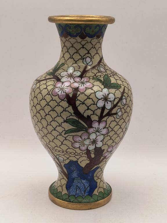 Wazon z emalią cloisonne, Chiny,  XX w.
