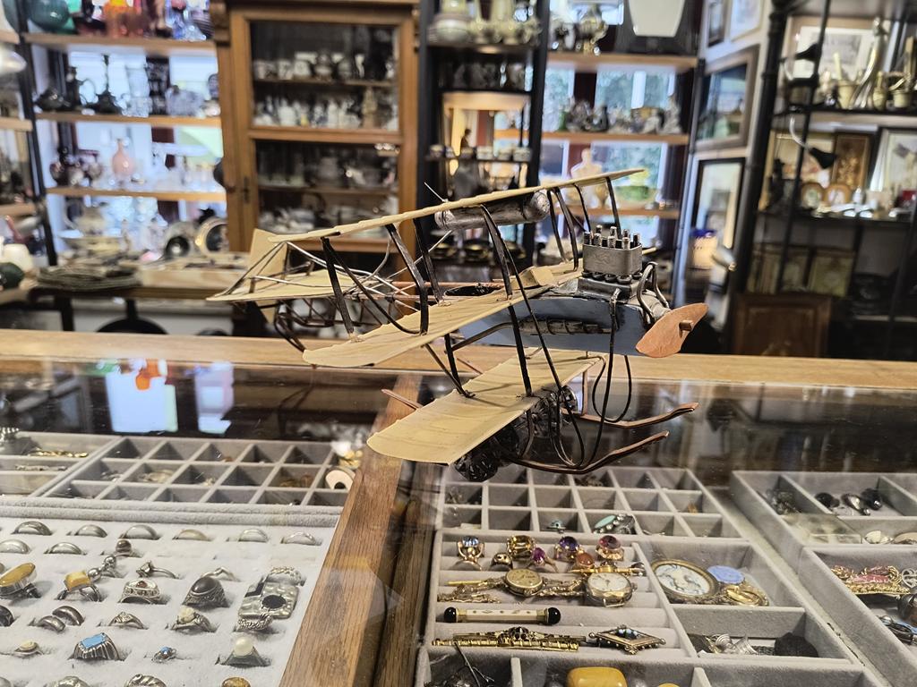 Metalowy model samolotu