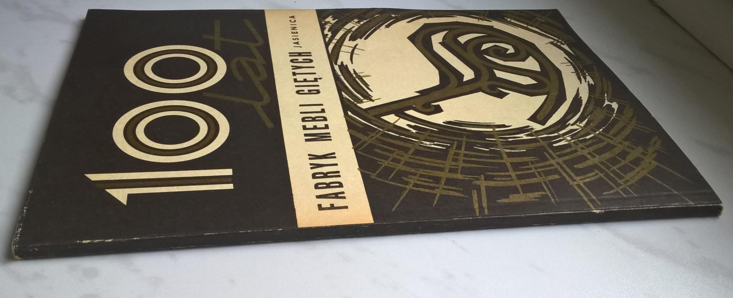 Książka "100 lat Fabryk Mebli Giętych w Jasienicy" 1985 r.