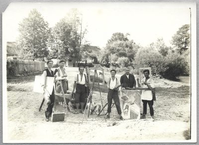 Zdjęcie - malarz Stanisław Kamocki z uczniami