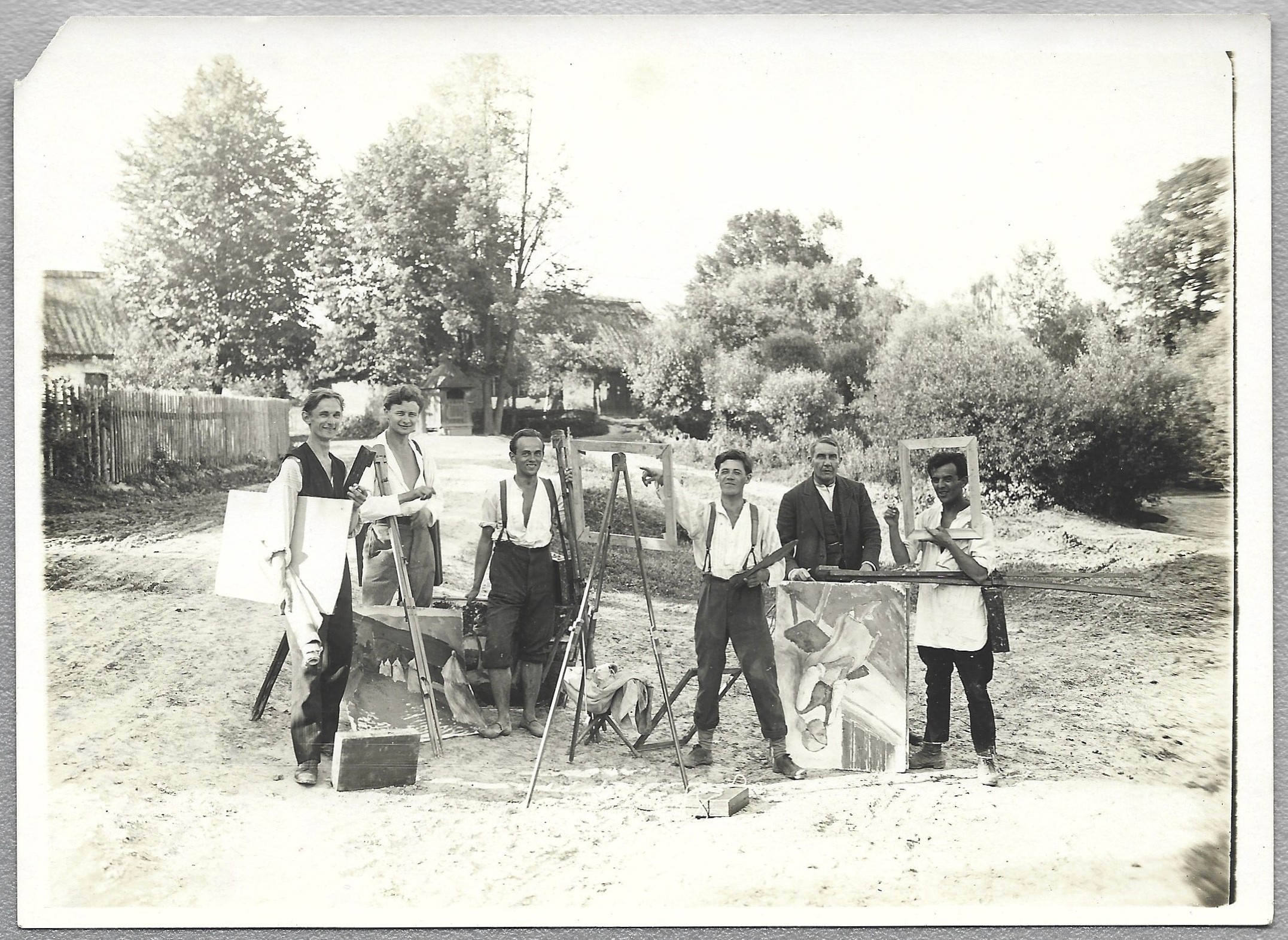 Zdjęcie - malarz Stanisław Kamocki z uczniami