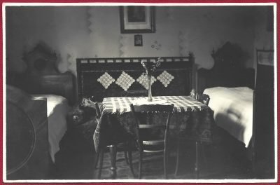 Zdjęcie – wnętrze mieszkania-sypialnia, 1900-1915