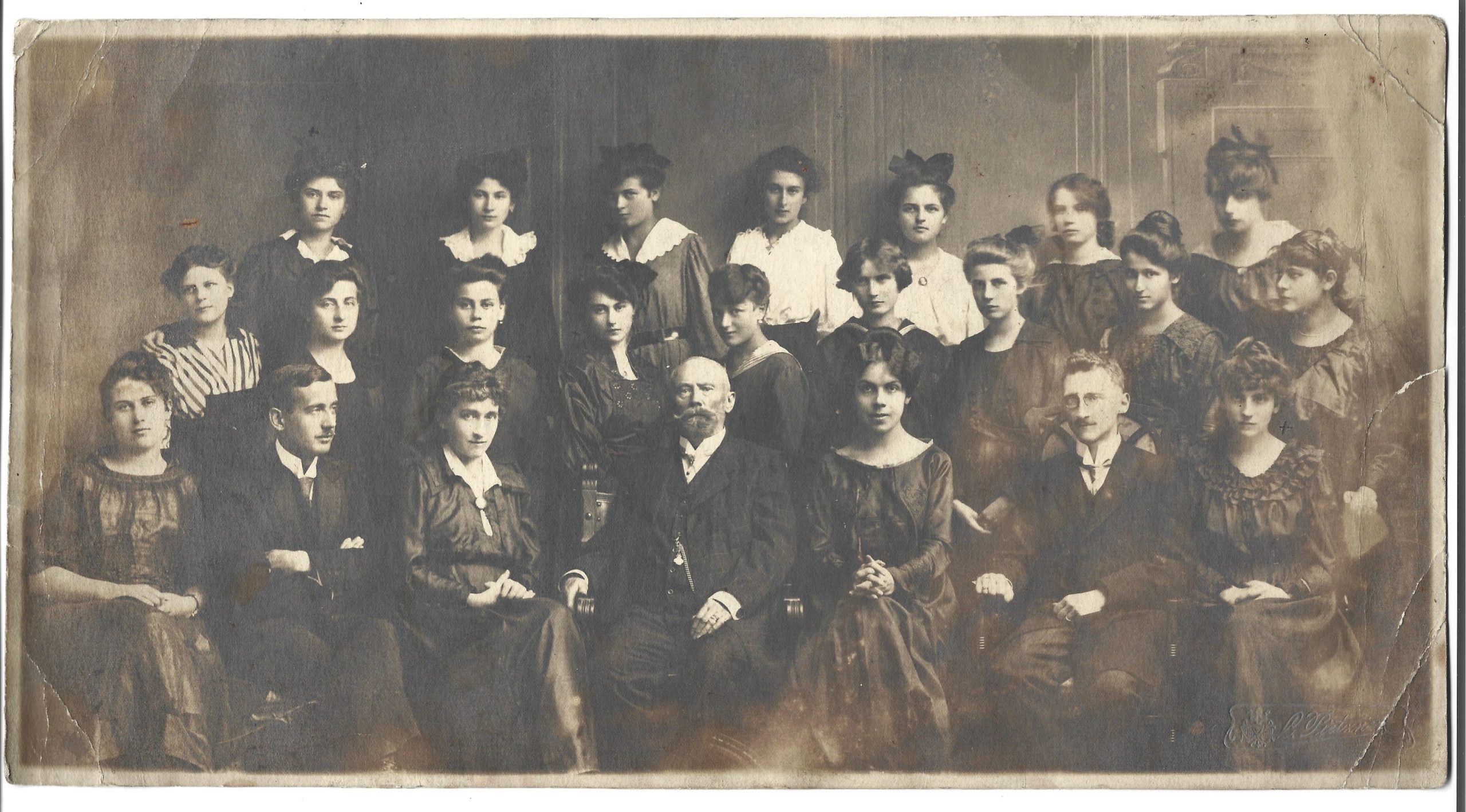 Stare zdjęcie nauczycieli i uczennic - szkoła żeńska