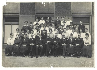 Zdjęcie - nauczyciele i uczennice szkoły żeńskiej