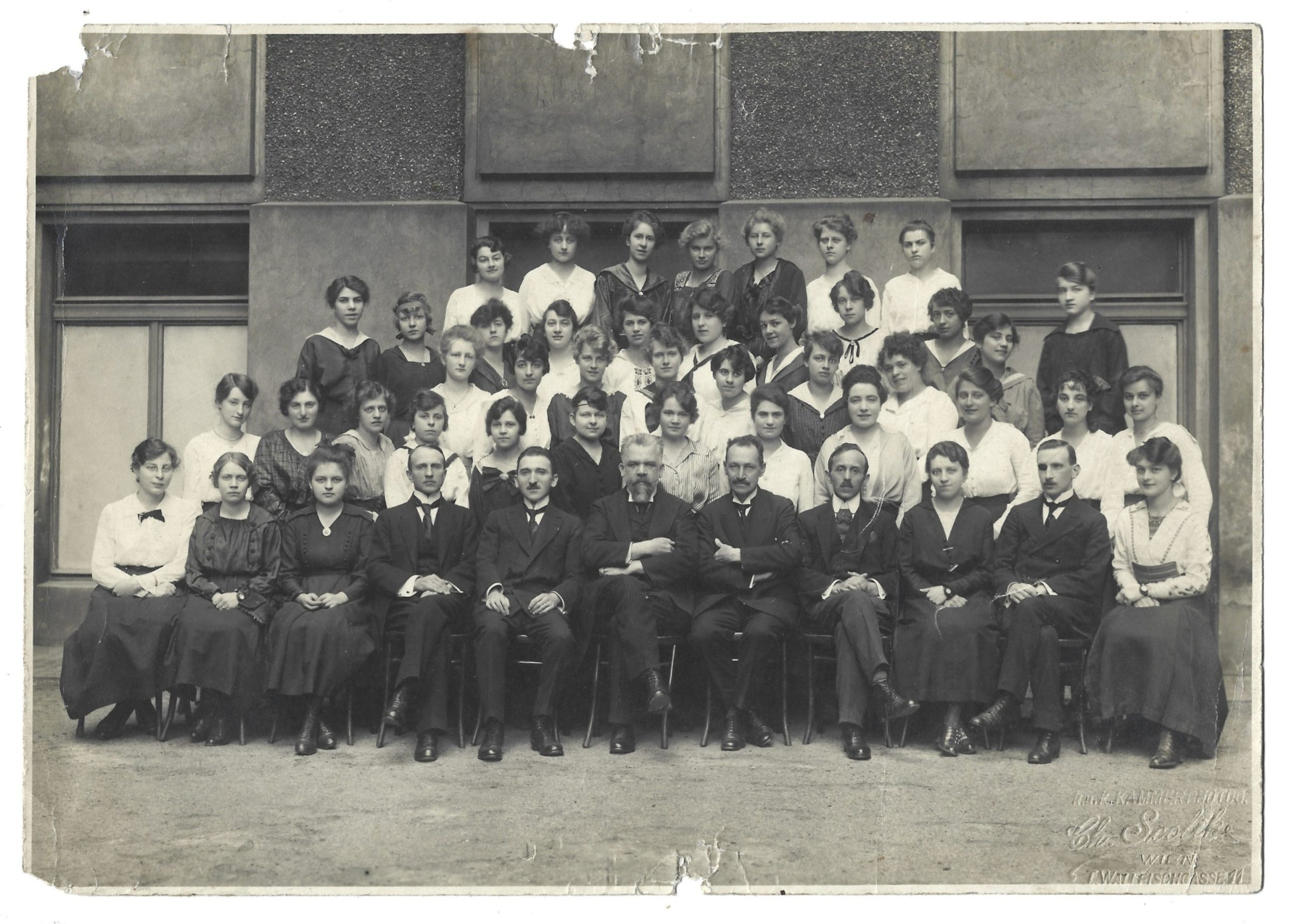 Zdjęcie - nauczyciele i uczennice szkoły żeńskiej