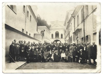 Zdjęcie pamiątkowe z Ostrej Bramy w Wilnie - II RP