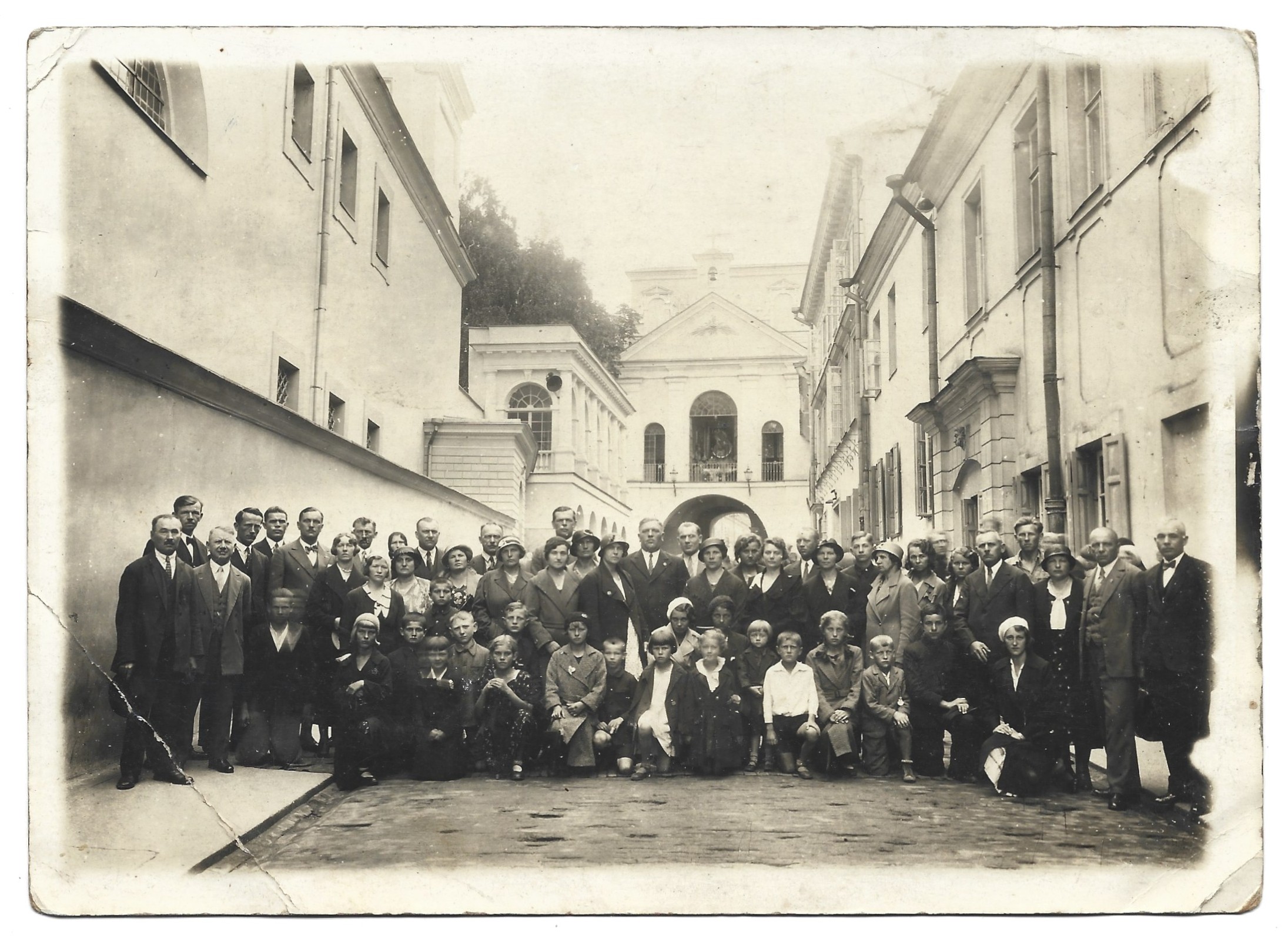 Zdjęcie pamiątkowe z Ostrej Bramy w Wilnie - II RP