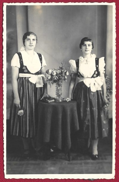 Zdjęcie - kobiety w strojach ludowych