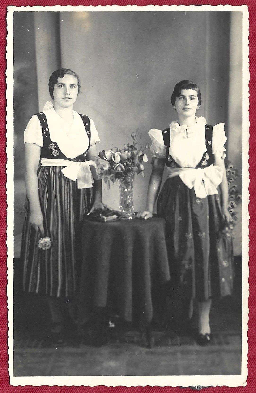 Zdjęcie - kobiety w strojach ludowych