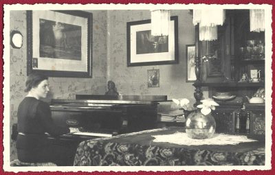 Zdjęcie – wnętrze mieszkania, gra na fortepianie