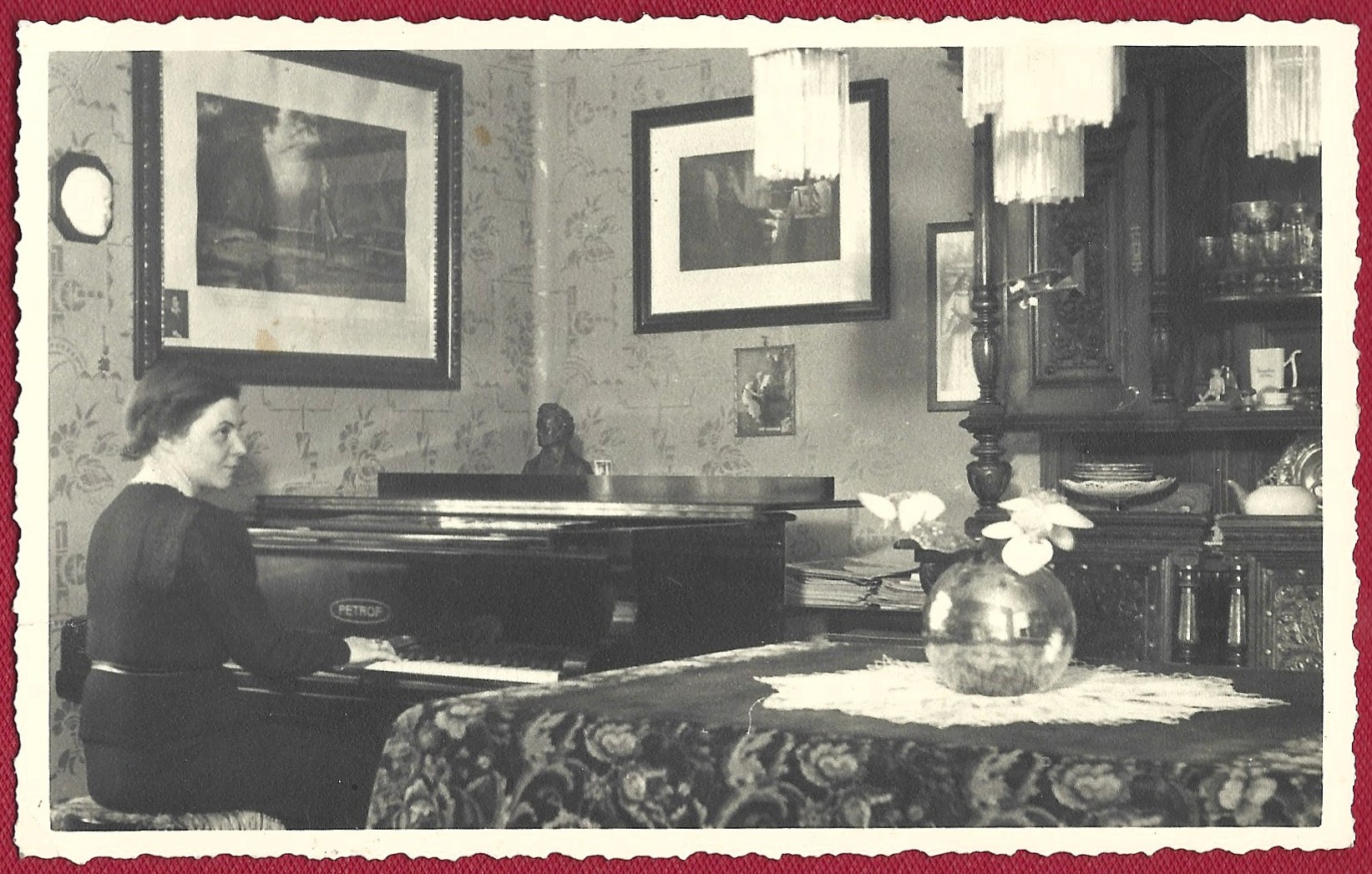 Zdjęcie – wnętrze mieszkania, gra na fortepianie