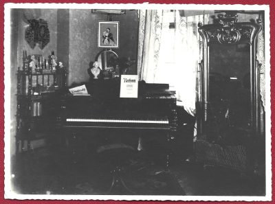 Zdjęcie – wnętrze mieszkania z fortepianem, 1900-1915