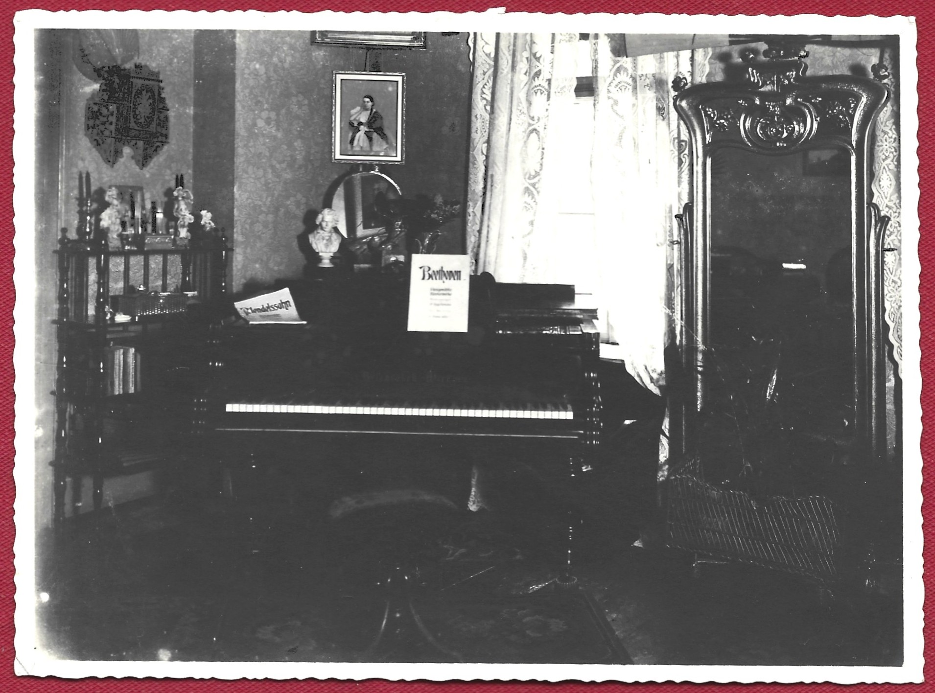 Zdjęcie – wnętrze mieszkania z fortepianem, 1900-1915