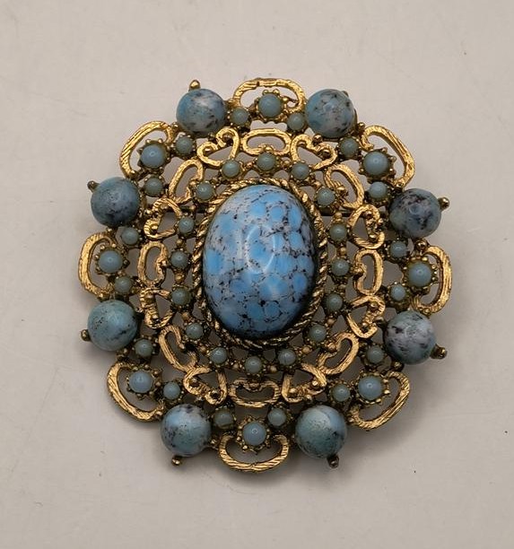 Stara broszka z kamieniem